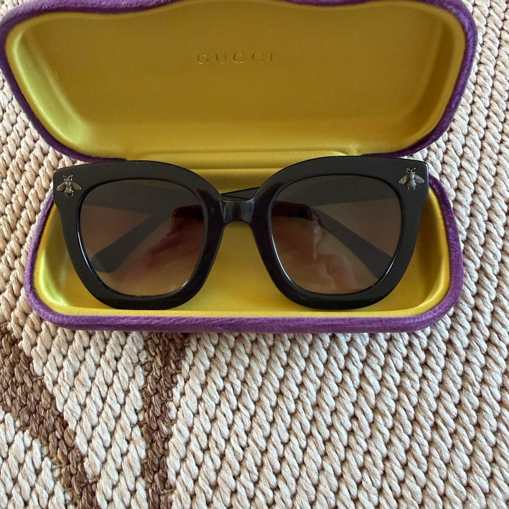 Gucci Black  Sunglasses with Bee Detail - Picture 14 of 15